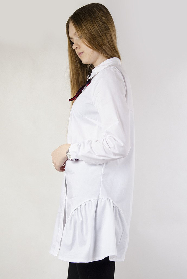 Biała długa koszula z przypinką, rozszerzana na dole