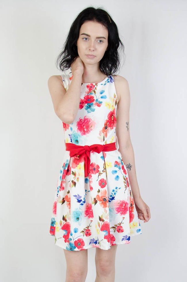 BIAŁA SUKIENKA W KOLOROWE KWIATY Z PASKIEM W TALII