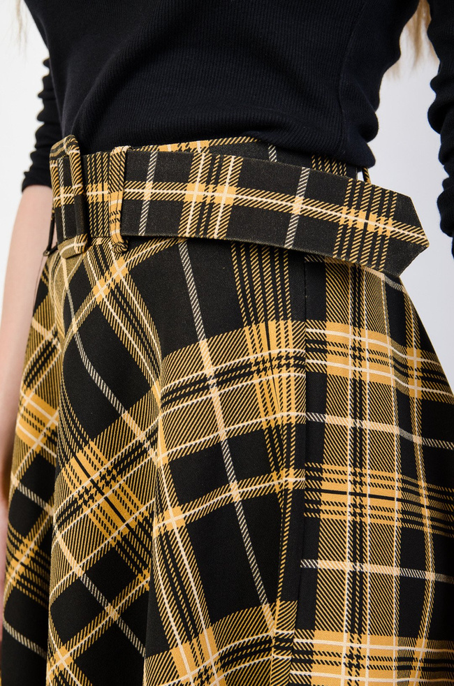 Żółta rozkloszowana spódnica w kratę z paskiem