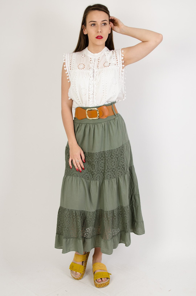 Biała bluzka z ażurowym przodem i pomponikami