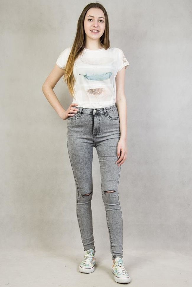 Szare spodnie marmurkowe z wysokim stanem oraz rozcięciami na kolanach