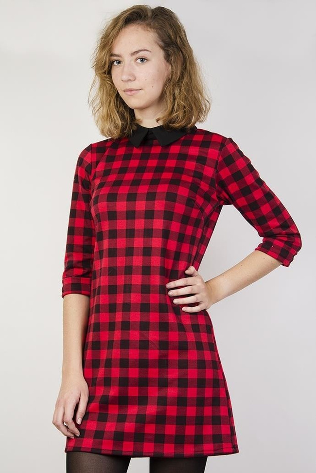 Sukienka w kratę z czarnym kołnierzykiem