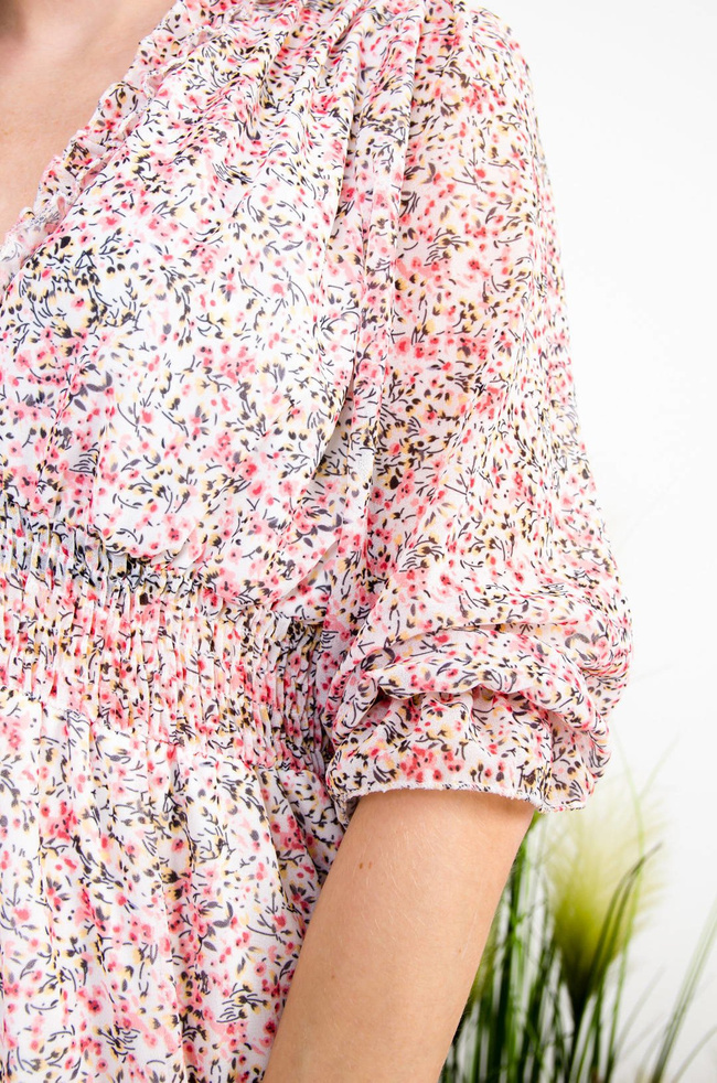 BIAŁA WARSTWOWA SUKIENKA W DROBNY KWIATOWY WZÓR