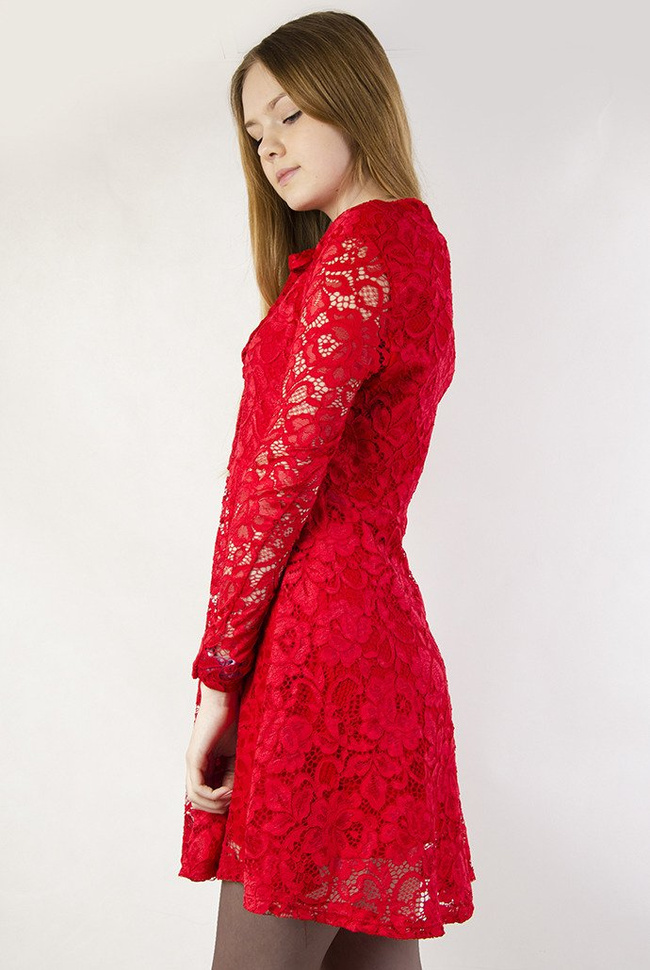 Czerwona koronkowa sukienka z wiązaniem pod szyją