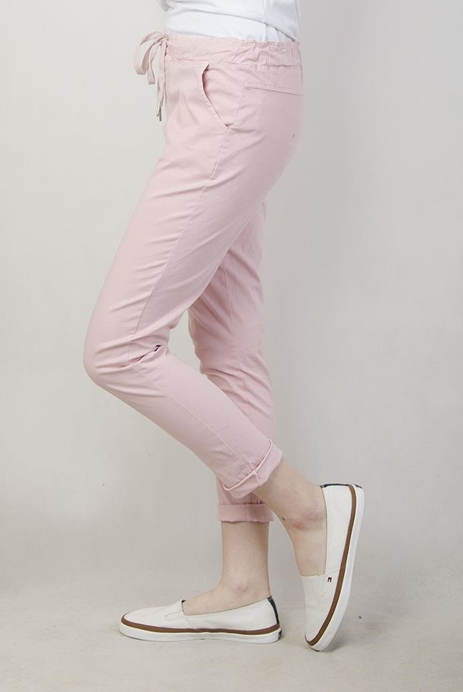 Jasnoróżowe spodnie z wiązaniem i gumą w pasie