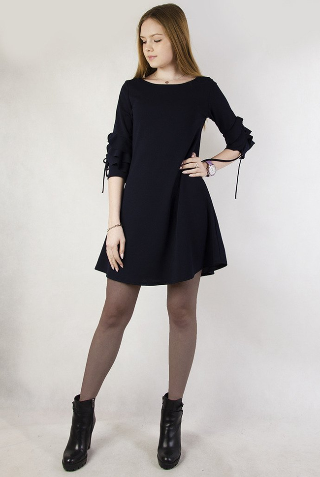 Granatowa sukienka z falbanami przy rękawach