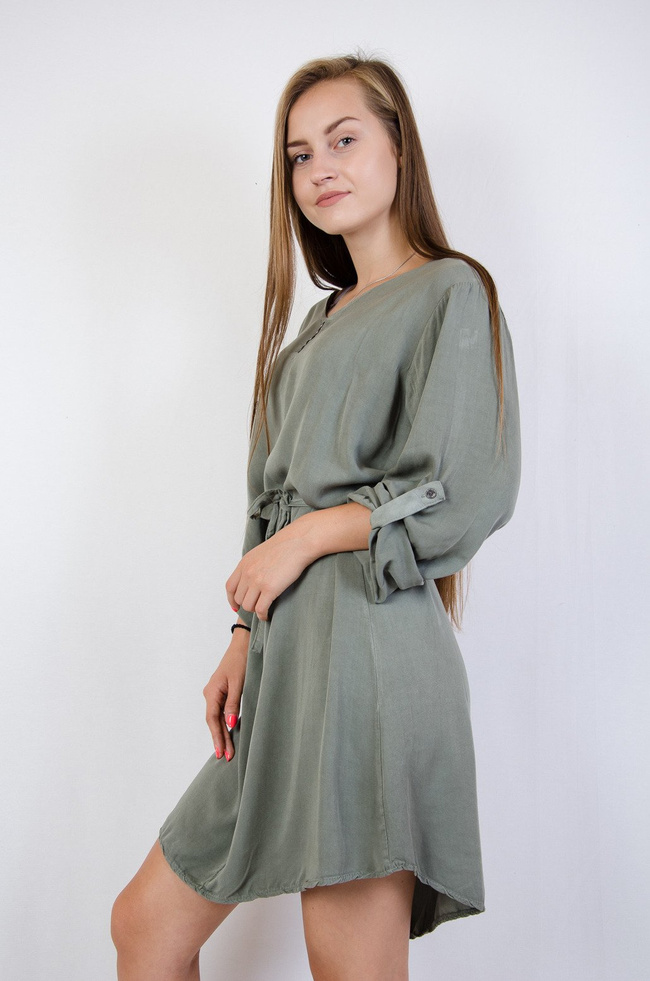 Zielona rozszerzana sukienka wiązana w pasie 