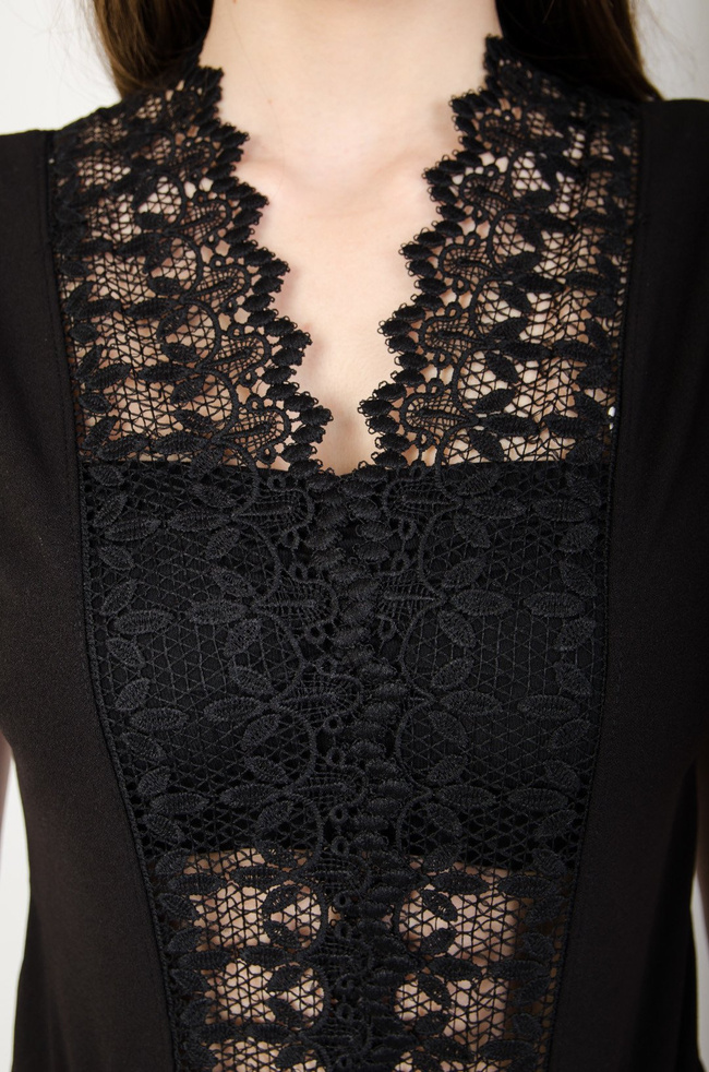 Czarne body z wstawkami z koronki