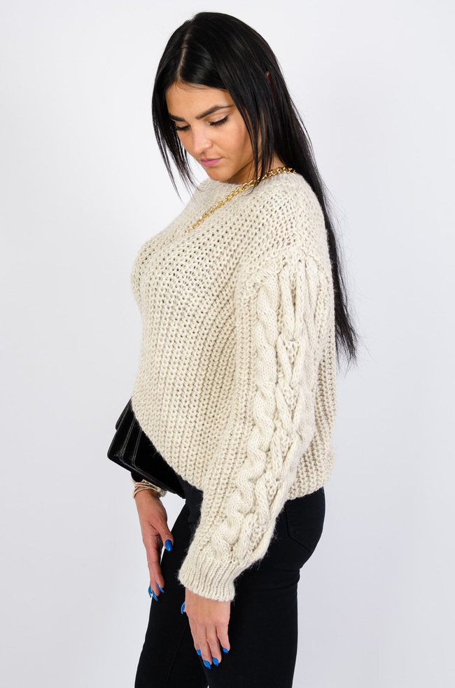 Ciepły beżowy sweter z warkoczem na rękawach