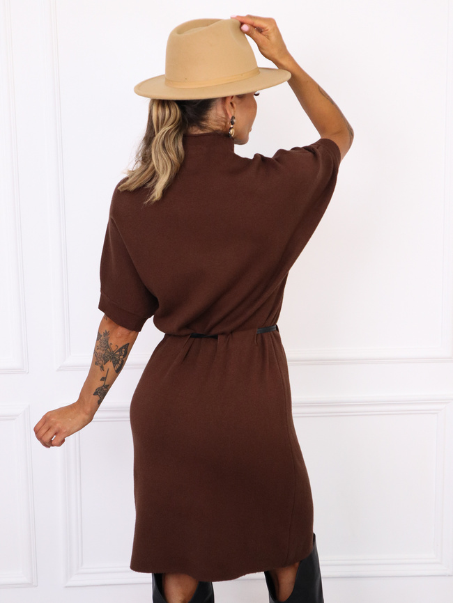 SUKIENKA SWETERKOWA Z PÓŁGOLFEM I PASKIEM - CIEMNY BRĄZ