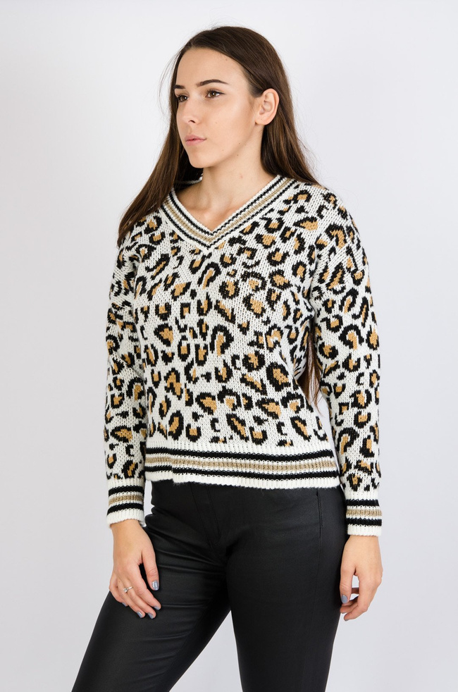 Biały sweter w panterkę