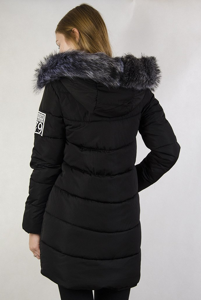 Czarna, przedłużana kurtka z naszywkami