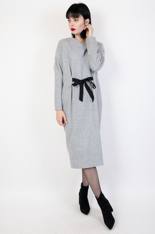 Długa szara dzianinowa sukienka z wiązaniem z przodu