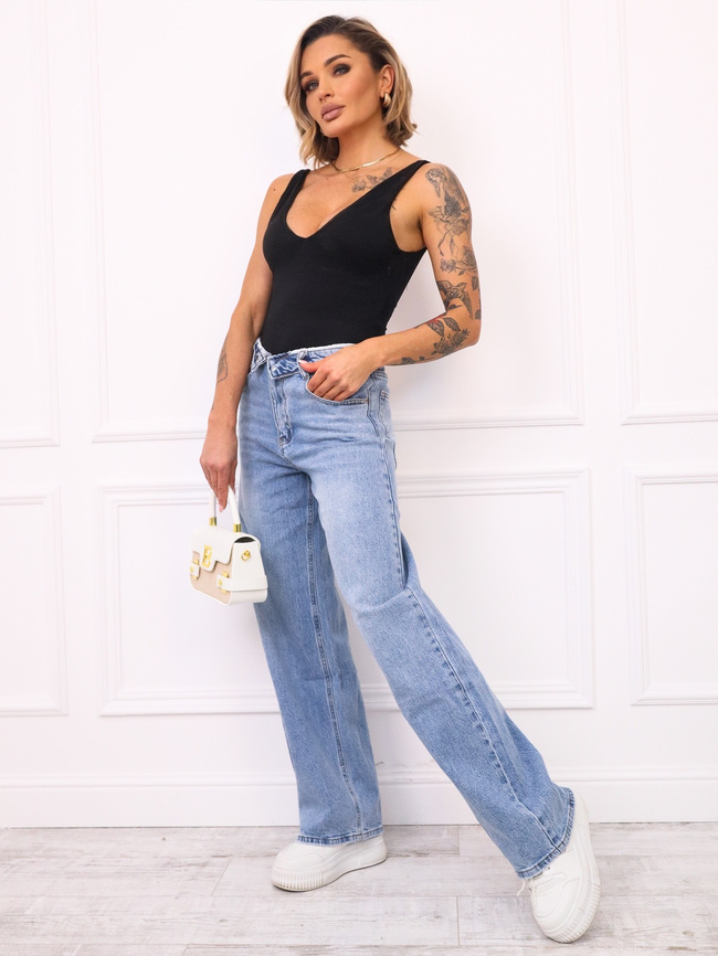 SPODNIE MOM JEANS Z WYWIJANYM PASEM I WYSOKIM STANEM- NIEBIESKIE