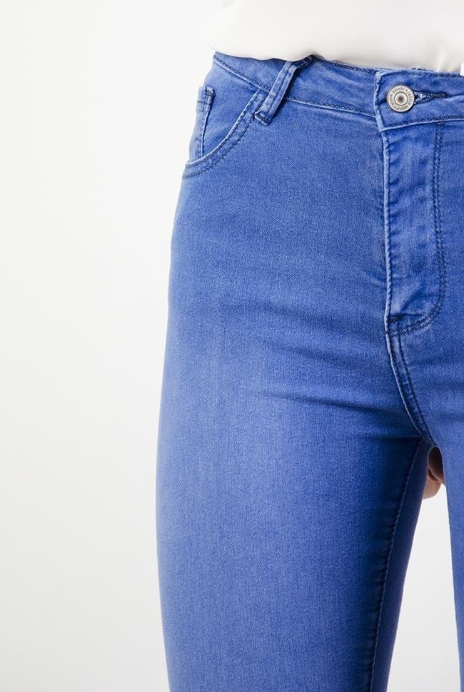 Jasnoniebieskie przylegające spodnie jeansy z wysokim stanem