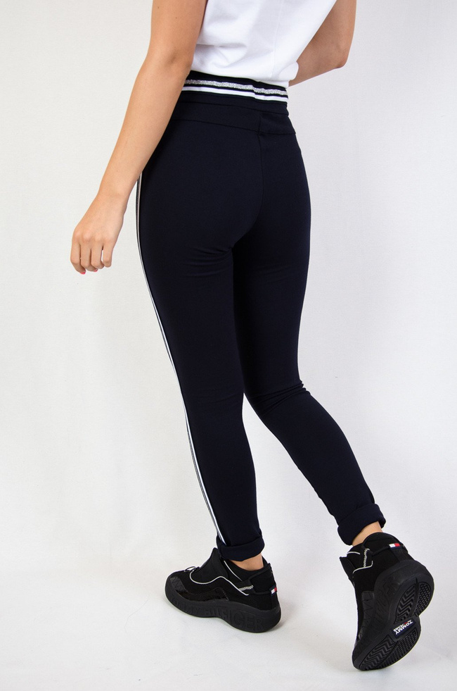 Granatowe spodnie z lampasami oraz gumką w pasie