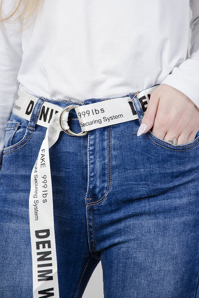 Spodnie jeansowe z wysokim stanem oraz białym paskiem