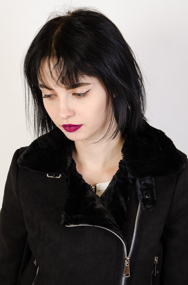 Czarna zamszowa ramoneska z futerkiem