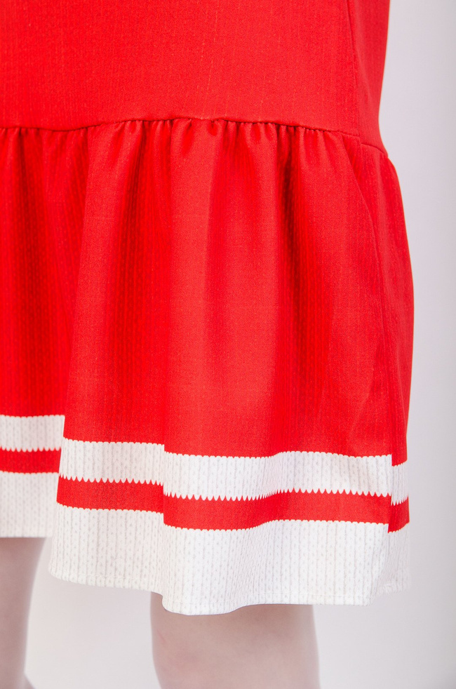 Biało czerwona sukienka z motywem świątecznym