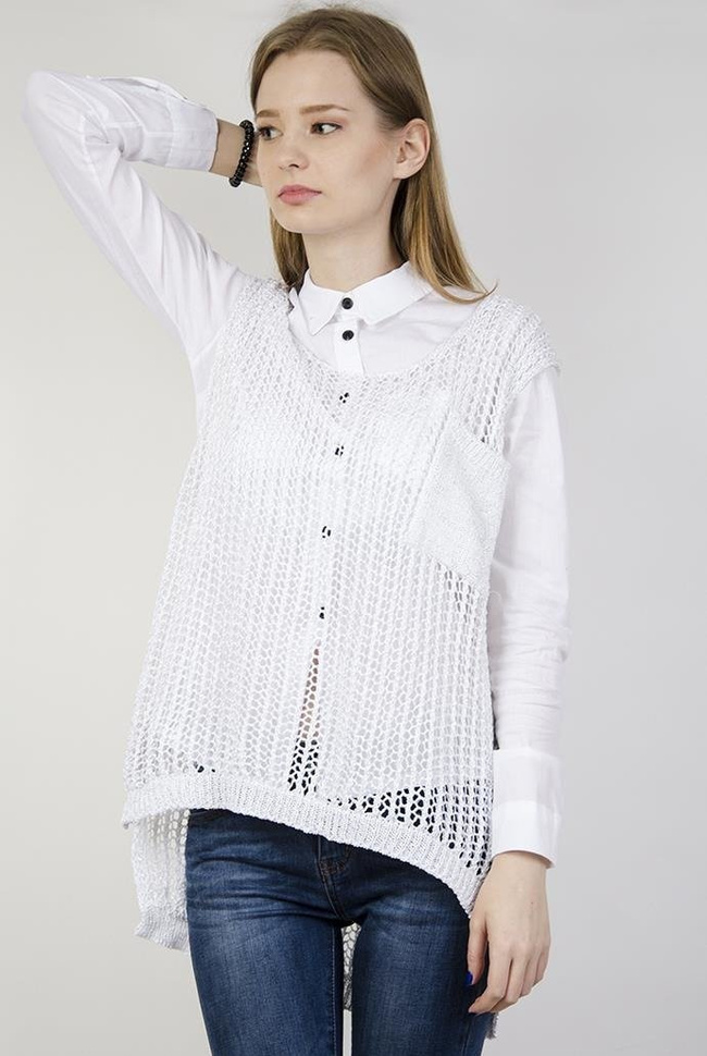 Biała narzuta z przedłużanym tyłem