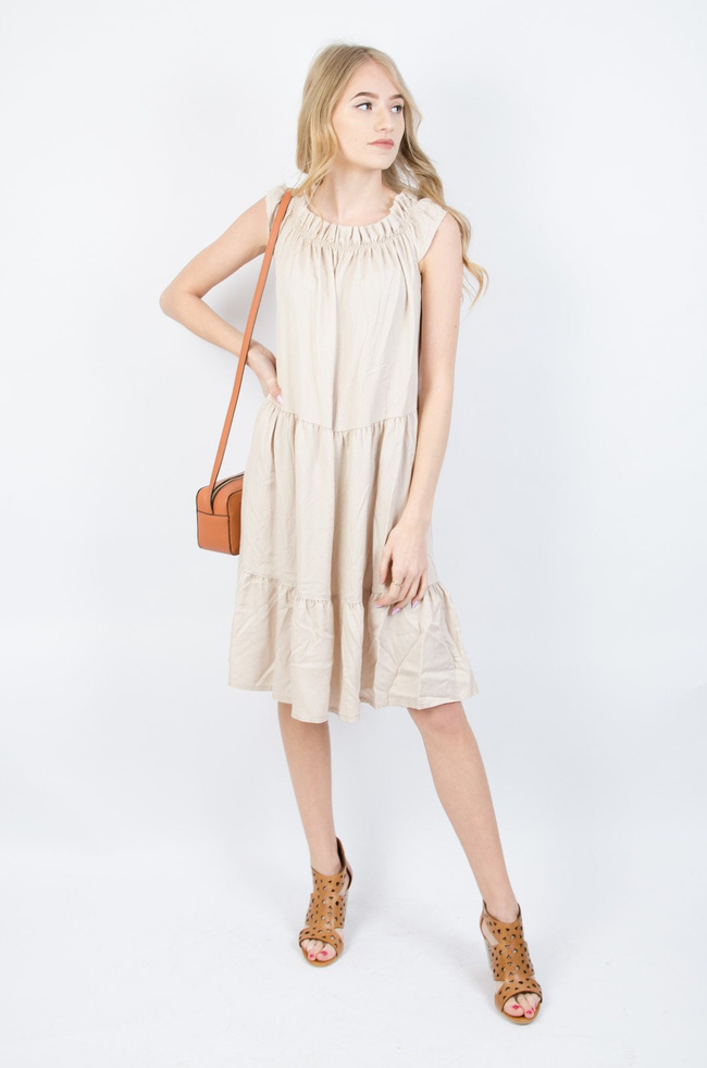 BEŻOWA ZWIEWNA SUKIENKA Z HISZPAŃSKIM DEKOLTEM 