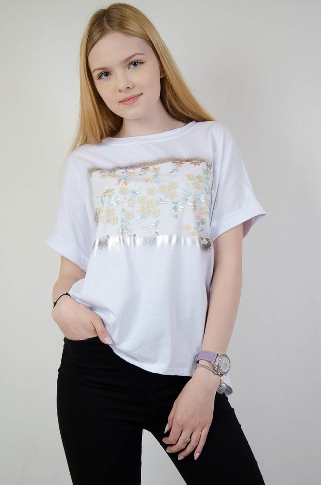 Biała asymetryczna bluzka z kwiatkami oraz wiązaniem na plecach