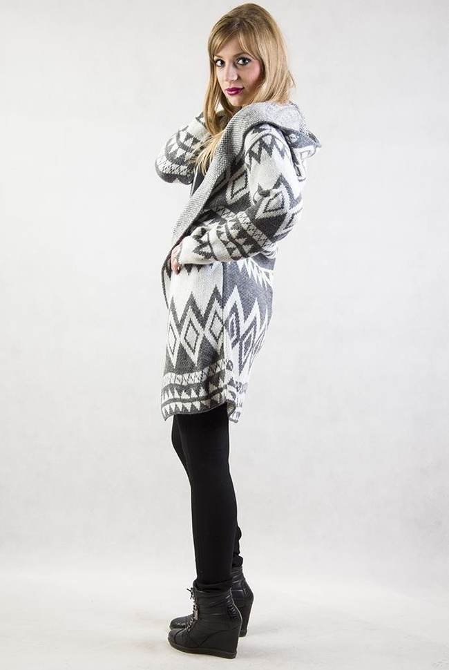 Szary sweterek w romby