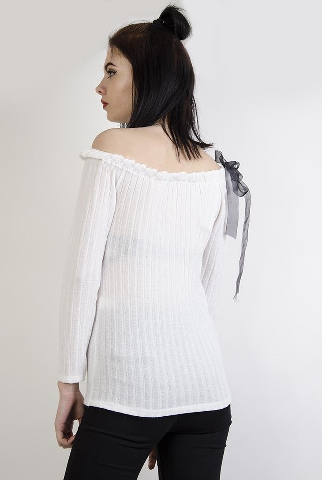 Biała prążkowana bluzka z odkrytymi ramionami wiązana czarną wstążką