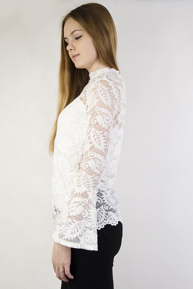 Biała koronkowa bluzka z rozszerzanymi rękawami
