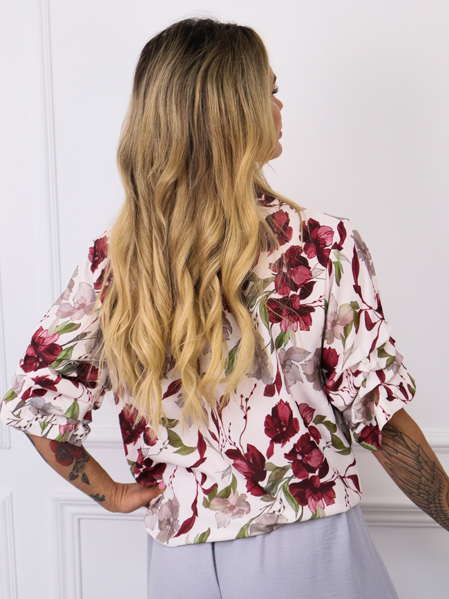 KOSZULA W BORDOWE KWIATY Z DRAPOWANYMI RĘKAWAMI I WIĄZANIEM