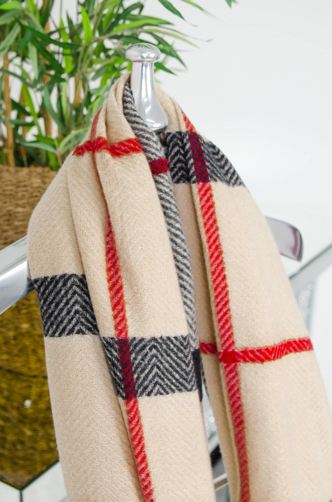 BEŻOWY SZAL W KRATĘ Z FRĘDZLAMI 