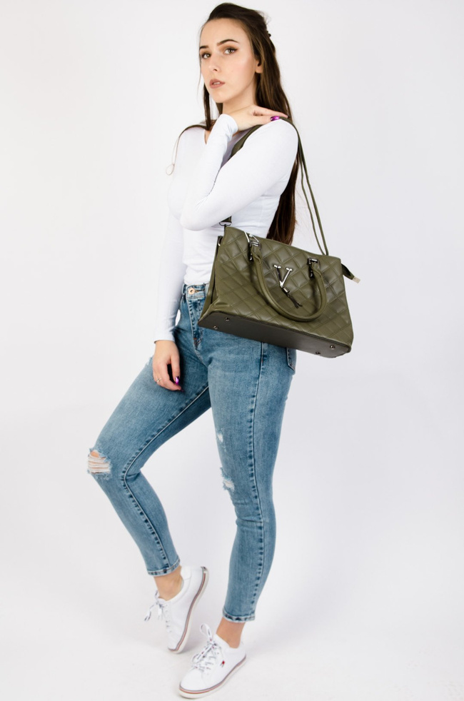 Zielona pikowana torebka z ozdobnym łańcuszkiem