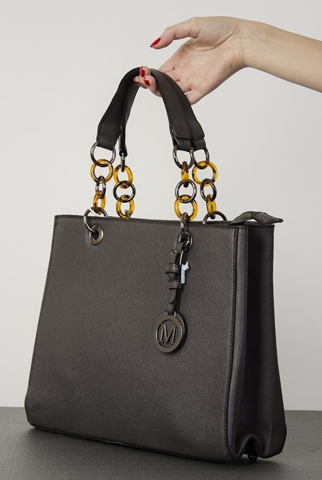Szara duża torebka z zawieszką "M"
