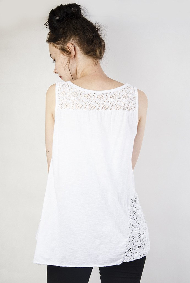 Biała bluzka z kwiatami