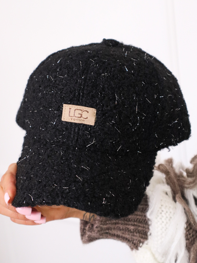 CZAPKA Z IMITACJI BARANKA Z DASZKIEM I LOGO- CZARNA