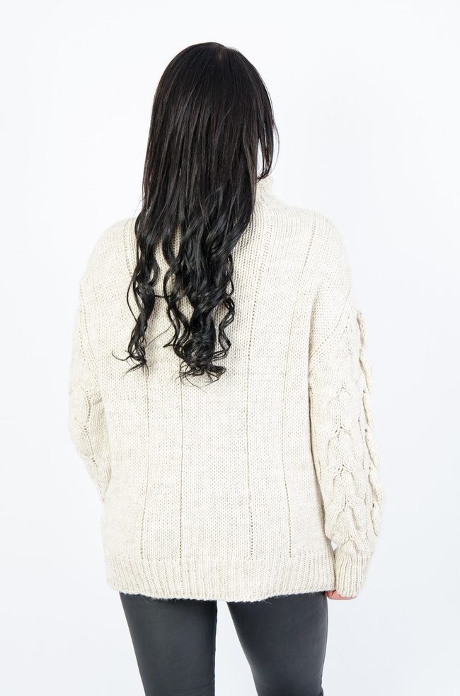 BEŻOWY SWETER GOLF Z WARKOCZOWYM SPLOTEM 