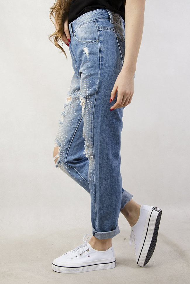 Spodnie jeansowe typu boyfriend z cyrkoniami i dziurami