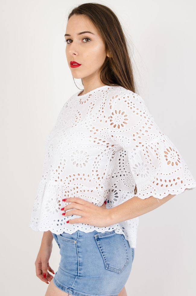 Biała ażurowa bluzka z rękawem 3/4