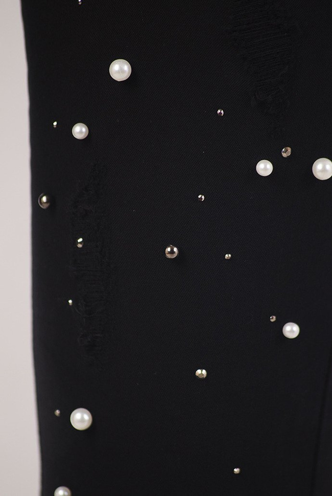 Czarne spodnie z przetarciami oraz koralikami