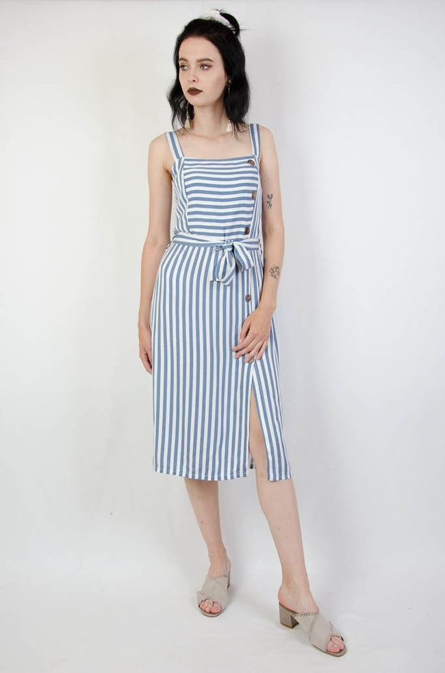 Niebieska sukienka w pasy na ramiączka na boku