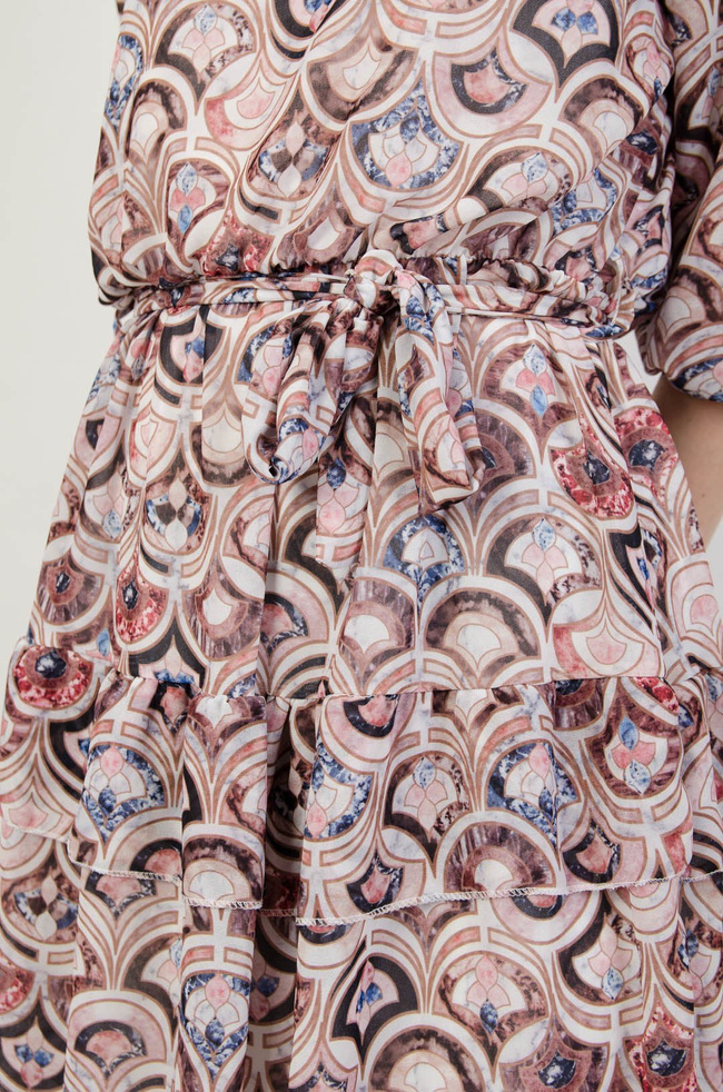 Wzorzysta sukienka z wiązaniem w pasie