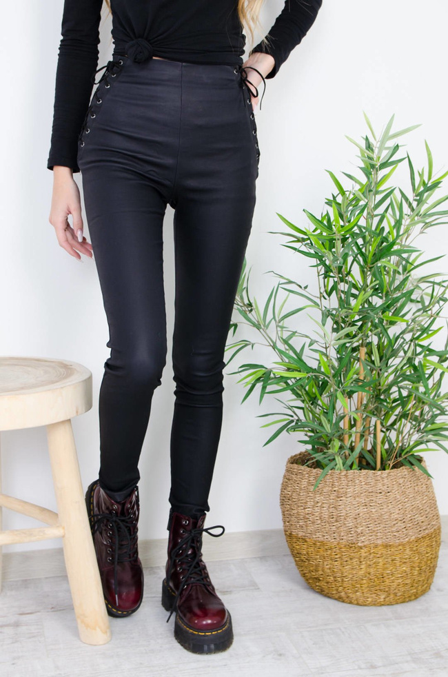 CZARNE WOSKOWANE SPODNIE MODELUJĄCE  Z WIĄZANIEM PO BOKACH-MATOWE