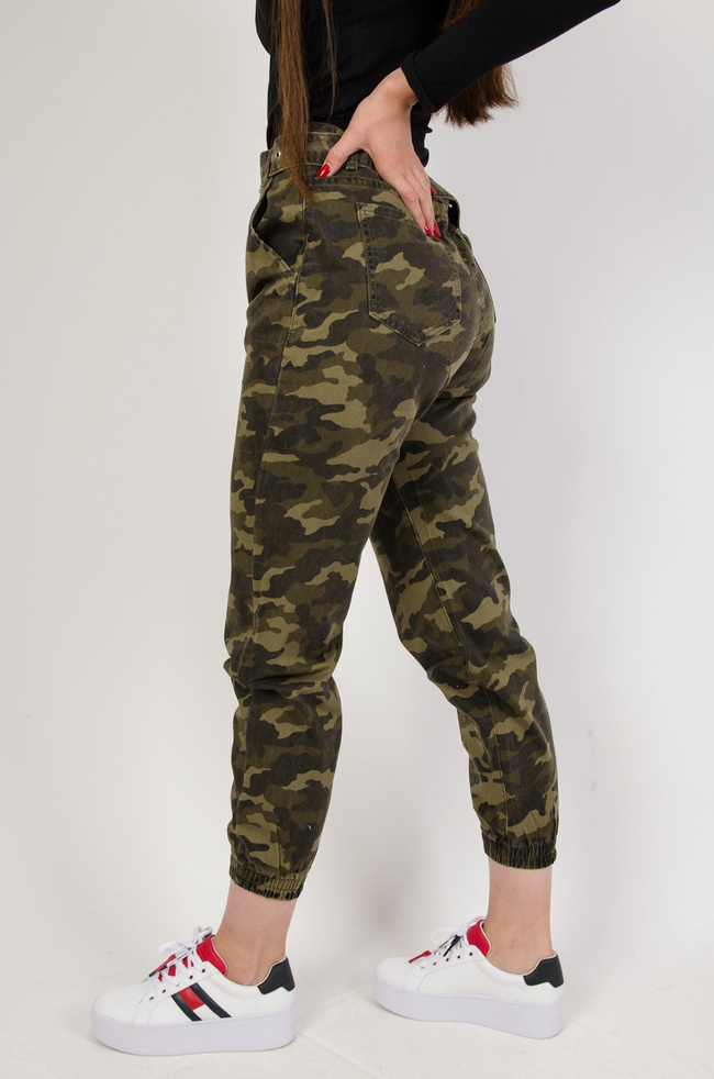 Spodnie moro z paskiem i ściągaczami na nogawce