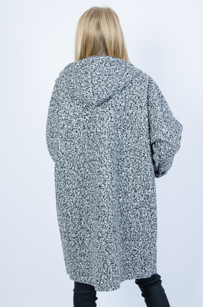 Szary jesienny płaszcz z kapturem oraz naszywką na kieszeni