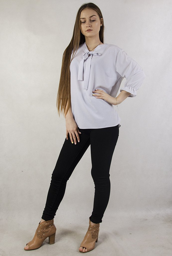 Biała bluzka w drobne czarne wzorki z wiązaniem przy szyi