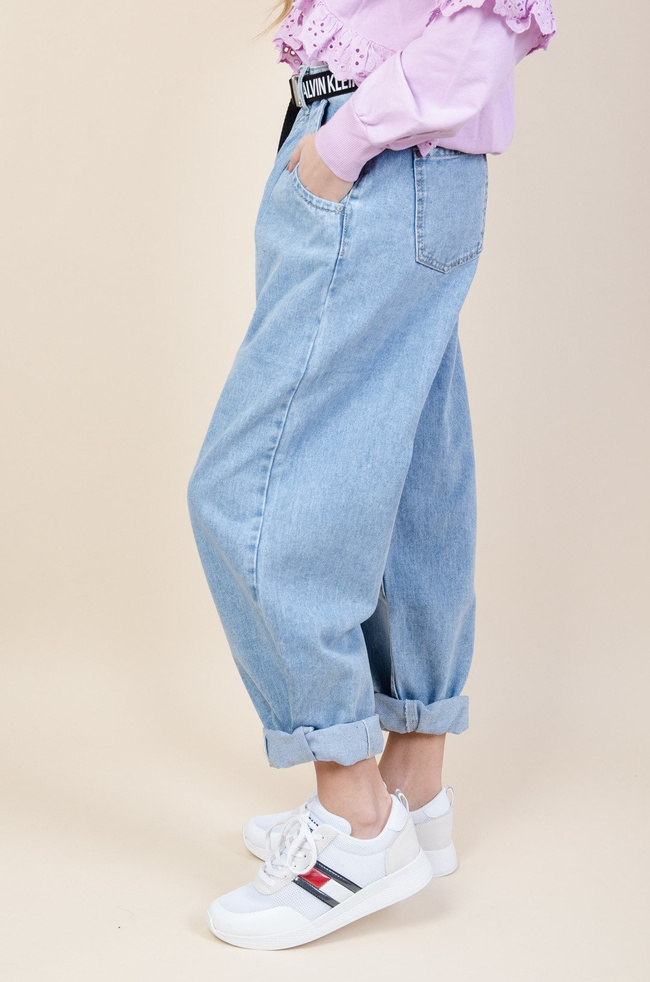 Niebieskie spodnie typu balloon jeans z wysokim stanem 