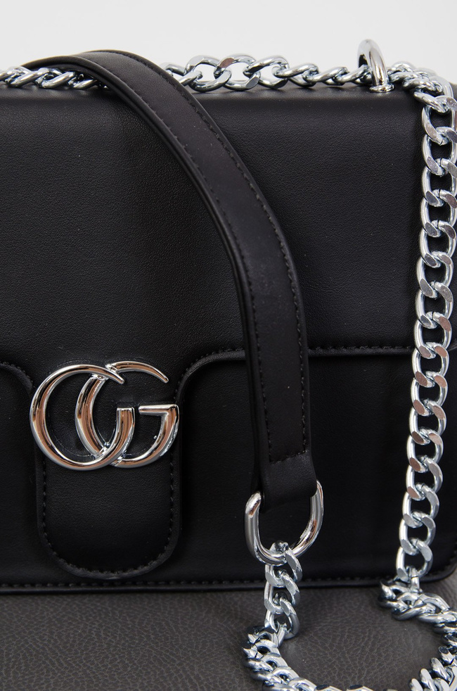 Czarna torebka typu kuferek ze srebrnym łańcuszkiem