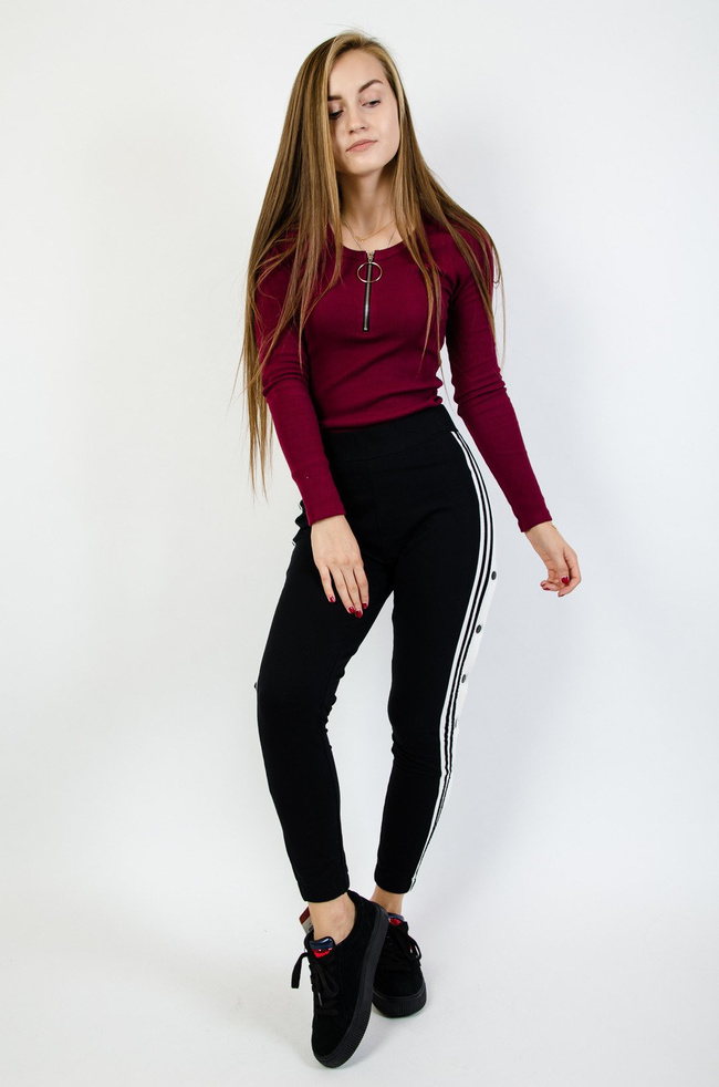 Czarne dresowe spodnie z białymi paskami