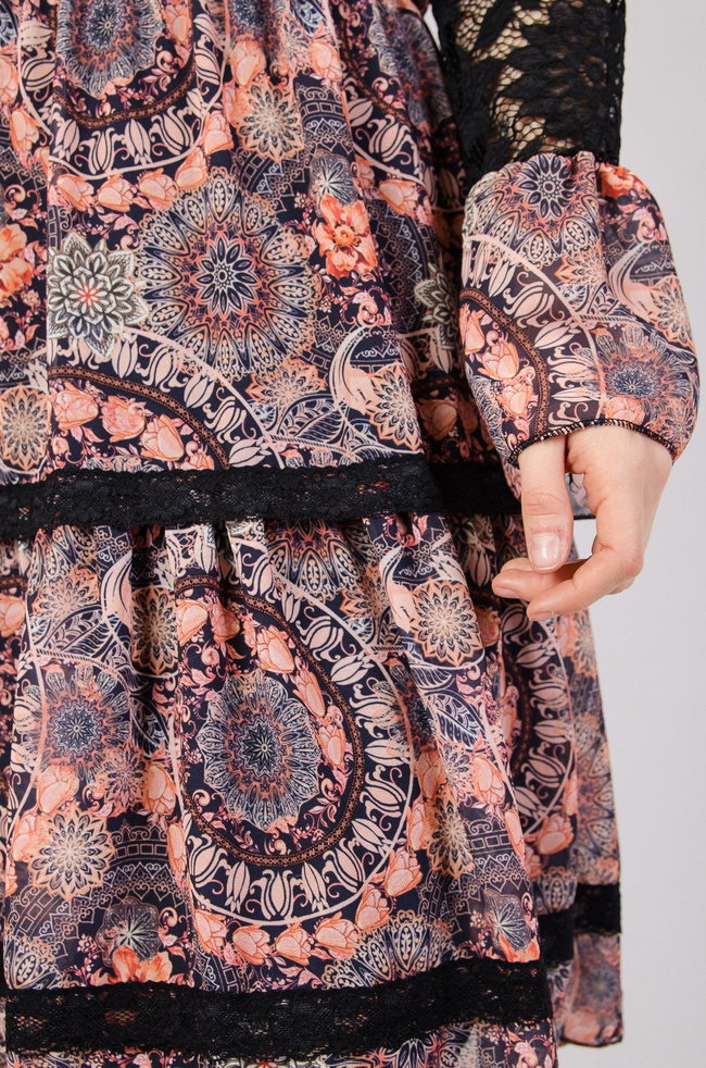 Wzorzysta sukienka z koronkowymi rękawami