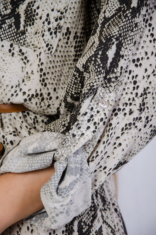 Sukienka imitacja skóry węża wiązana w pasie 